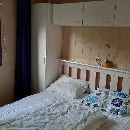 Gemuetliches Mobilheim Mit 3 Schlafzimmern Apartment Goedereede